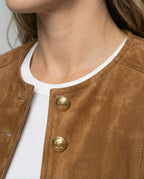 Chaqueta de gamuza sintética para mujer en color elegante, con botones dorados y diseño de escote sin cuello, ideal para un look moderno 3