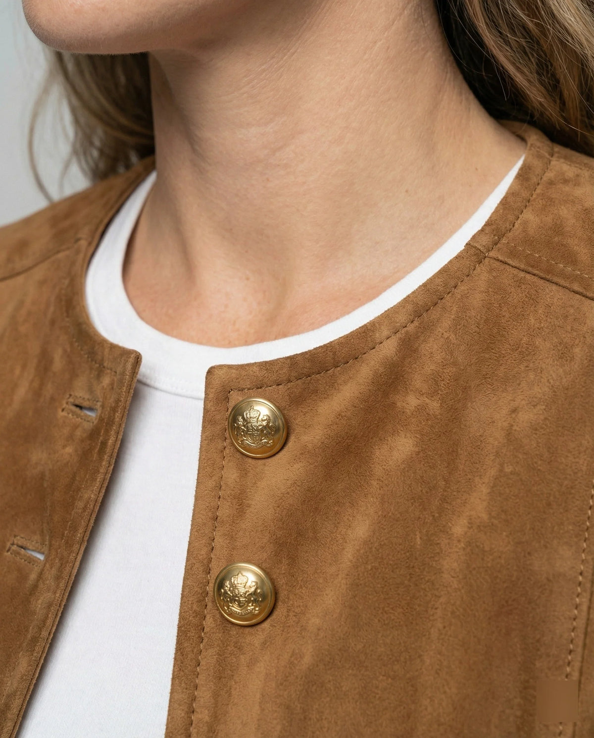 Chaqueta de gamuza sintética para mujer en color elegante, con botones dorados y diseño de escote sin cuello, ideal para un look moderno 3