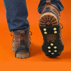 Clavos para zapatos diseñados para tracción en hielo y nieve, con un diseño flexible y ajuste seguro, fabricados en caucho y acero. 3