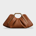 Clutch de piel flexible con asa dorada y diseño origami, elegante accesorio de mano ideal para eventos formales. 0