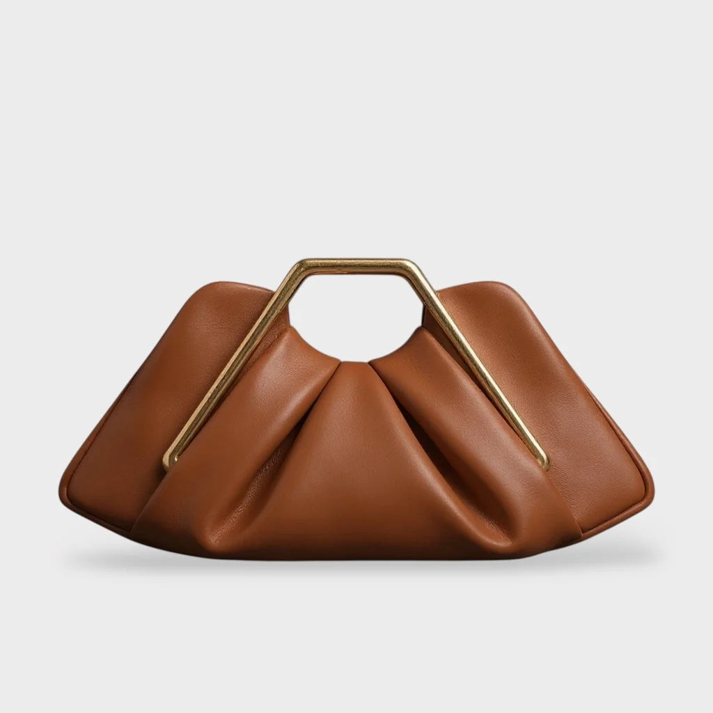 Clutch de piel flexible con asa dorada y diseño origami, elegante accesorio de mano ideal para eventos formales. 0