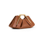 Clutch de piel flexible con asa dorada y diseño origami, elegante accesorio de mano ideal para eventos formales. 3