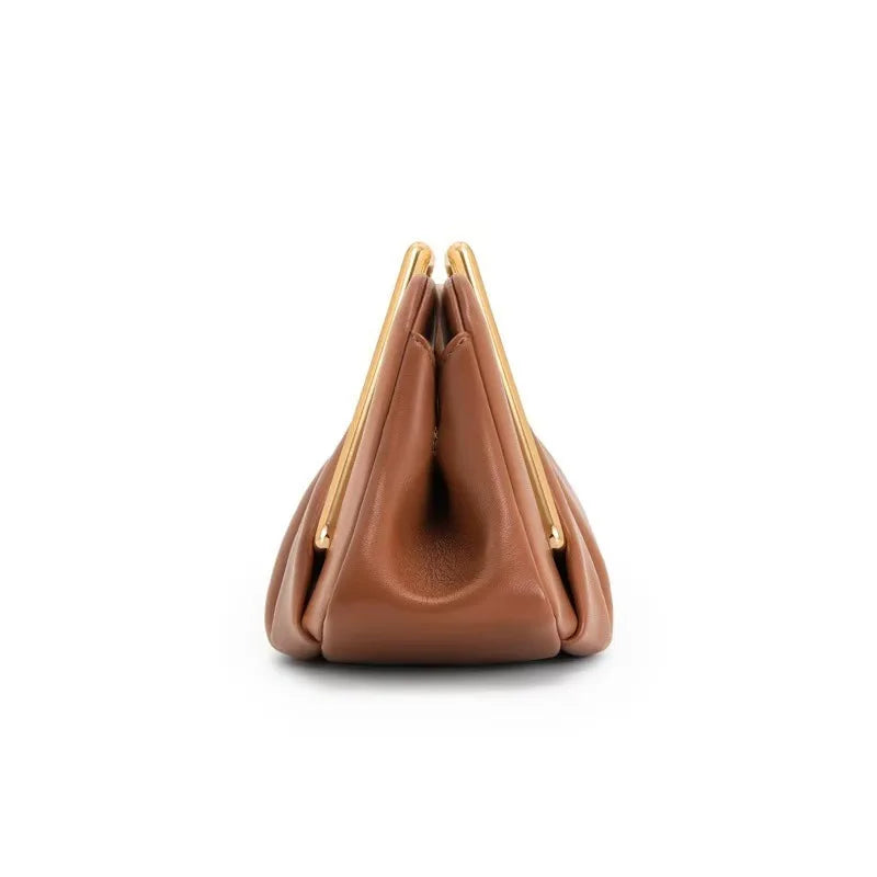 Clutch de piel flexible con asa dorada y diseño origami, elegante accesorio de mano ideal para eventos formales. 4