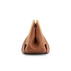 Clutch de piel flexible con asa dorada y diseño origami, elegante accesorio de mano ideal para eventos formales. 4