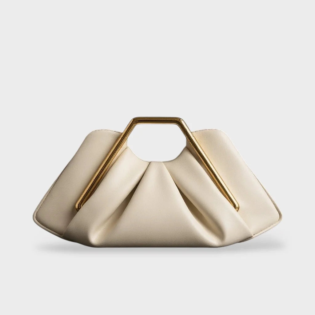 Clutch de piel flexible con asa dorada y diseño origami, elegante accesorio de mano ideal para eventos formales. 5