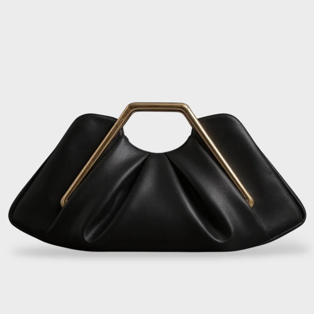 Clutch de piel flexible con asa dorada y diseño origami, elegante accesorio de mano ideal para eventos formales. 6