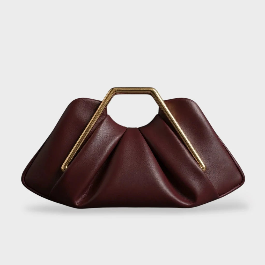 Clutch de piel flexible con asa dorada y diseño origami, elegante accesorio de mano ideal para eventos formales. 7