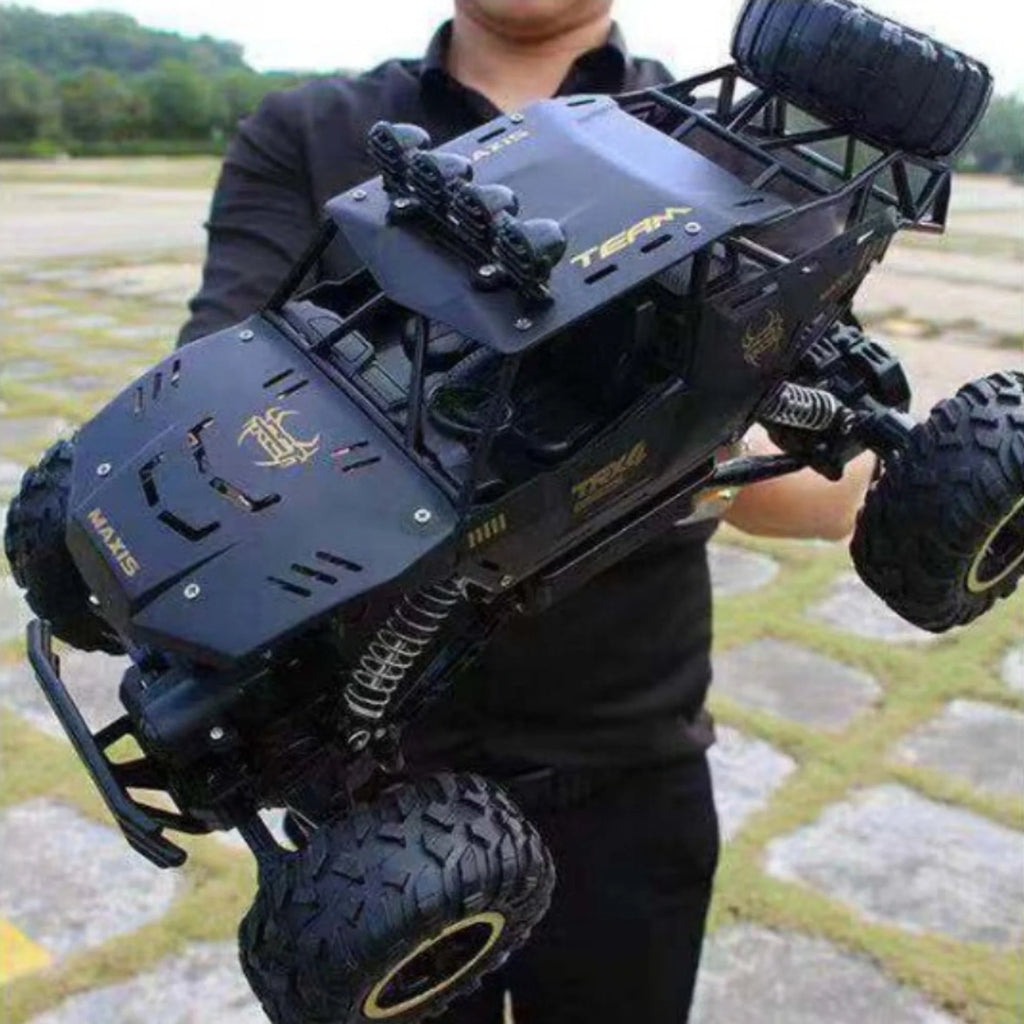 Coche teledirigido todoterreno 4x4 con batería recargable y carrocería resistente, perfecto para aventuras al 1