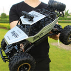 Coche teledirigido todoterreno 4x4 con batería recargable y carrocería resistente, perfecto para aventuras al 3