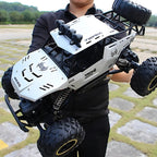 Coche teledirigido todoterreno 4x4 con batería recargable y carrocería resistente, perfecto para aventuras al 4