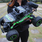 Coche teledirigido todoterreno 4x4 con batería recargable y carrocería resistente, perfecto para aventuras al 5