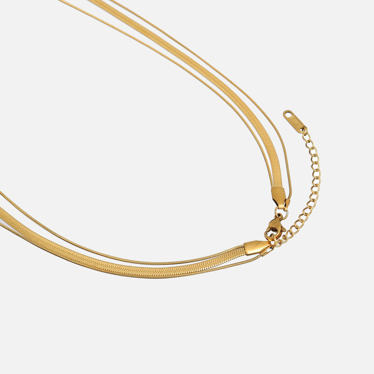 Collar de triple capa chapado en oro de 18 quilates, elegante y resistente, ideal para realzar cualquier atuendo. 1