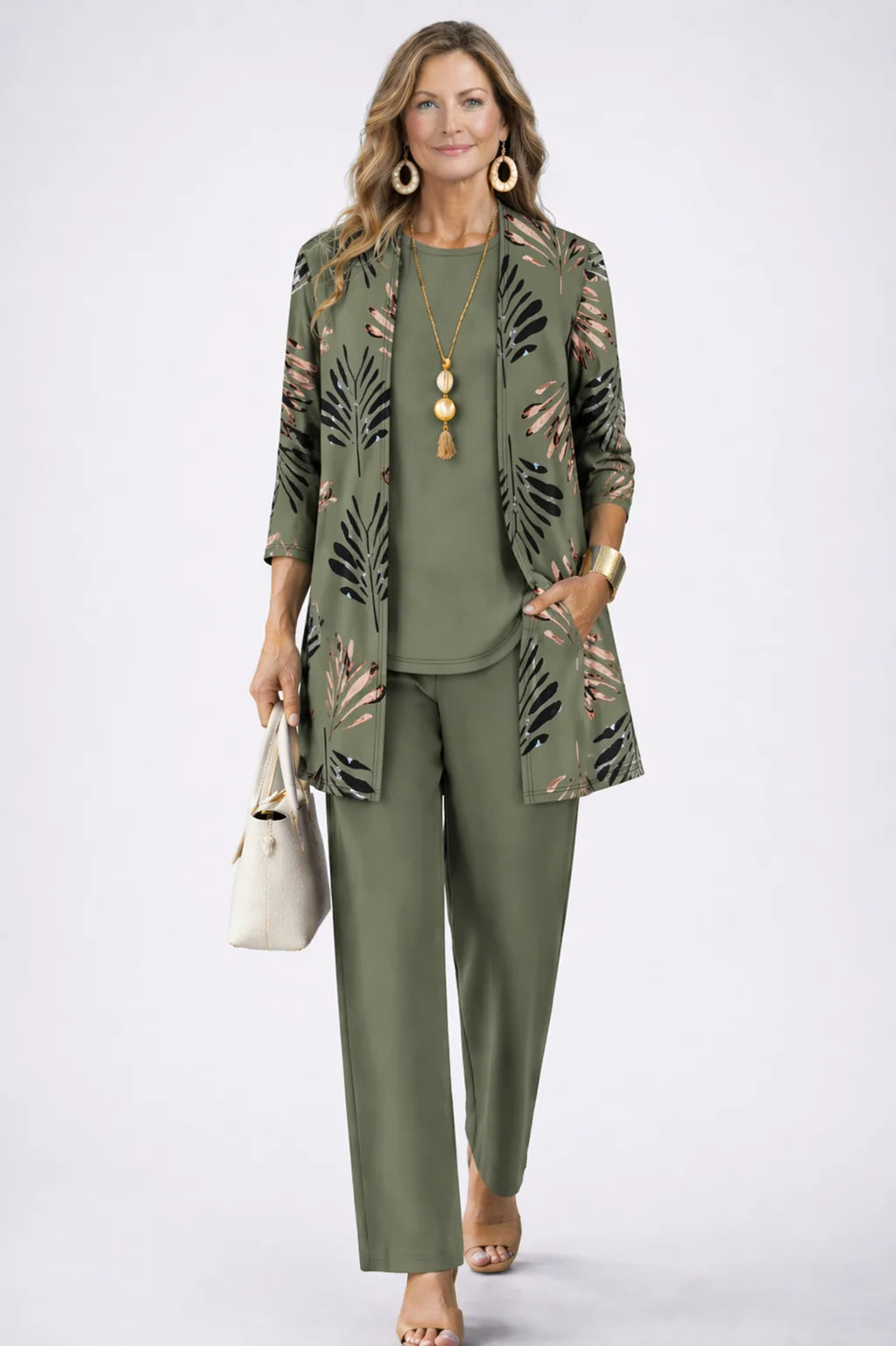 Conjunto deportivo para mujer con cárdigan fluido y estampado botánico, ideal para un look casual elegante en primavera y verano. 1