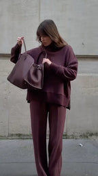 Conjunto de dos piezas para mujer con pantalón de pierna ancha y top holgado en estilo casual minimalista, ideal para looks relajados 3