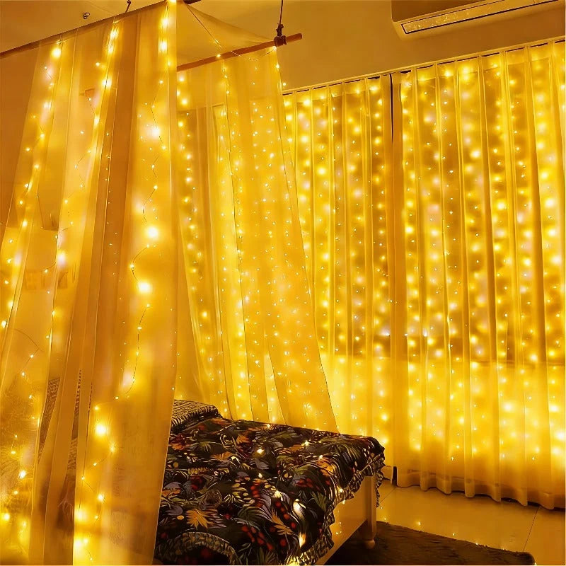 Cortina de luces LED blancas cálidas con múltiples modos de iluminación y alimentación por USB, ideal para decorar espacios interiores y exteriores. 1