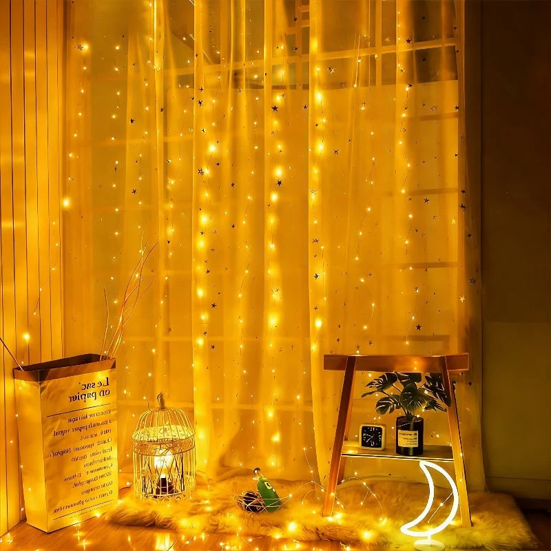 Cortina de luces LED blancas cálidas con múltiples modos de iluminación y alimentación por USB, ideal para decorar espacios interiores y exteriores. 2