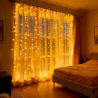 Cortina de luces LED blancas cálidas con múltiples modos de iluminación y alimentación por USB, ideal para decorar espacios interiores y exteriores. 3
