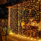 Cortina de luces LED blancas cálidas con múltiples modos de iluminación y alimentación por USB, ideal para decorar espacios interiores y exteriores. 4