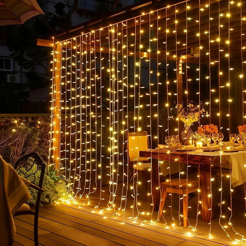Cortina de luces LED blancas cálidas con múltiples modos de iluminación y alimentación por USB, ideal para decorar espacios interiores y exteriores. 4