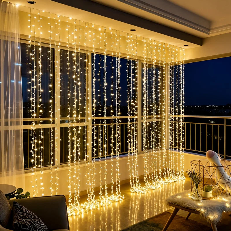 Cortina de luces navideña con 300 LED dorado cálido, ocho modos de iluminación, sin cables, ideal para decoración interior. 0