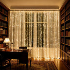 Cortina de luces navideña con 300 LED dorado cálido, ocho modos de iluminación, sin cables, ideal para decoración interior. 1