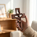 Cruz de pared de madera natural con corazones tallados, decoración cristiana en tono marrón, dimensiones 16x25cm. 1