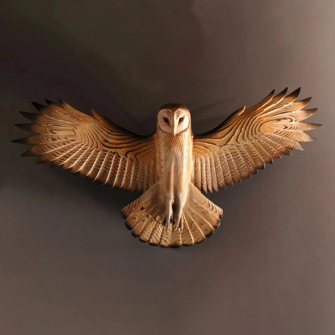 Escultura de búho de madera natural hecha a mano, ideal para decoración de pared, con un diseño rústico único y artístico. 0