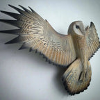 Escultura de búho de madera natural hecha a mano, ideal para decoración de pared, con un diseño rústico único y artístico. 3