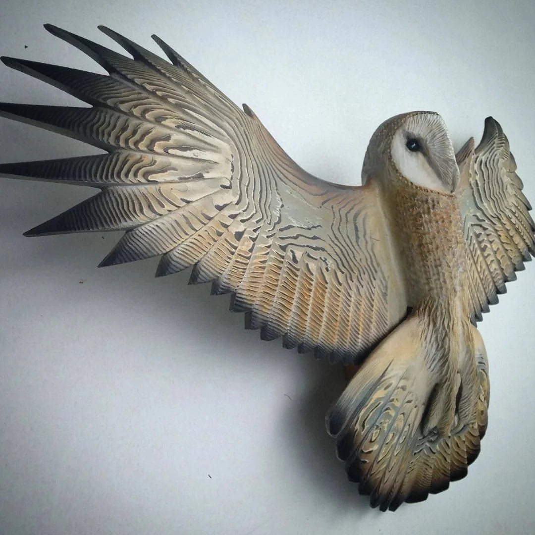 Escultura de búho de madera natural hecha a mano, ideal para decoración de pared, con un diseño rústico único y artístico. 3
