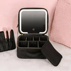 Estuche de maquillaje rosa y negro con espejo LED ajustable y separadores personalizables, ideal para organizar cosméticos y accesorios de belleza. 1