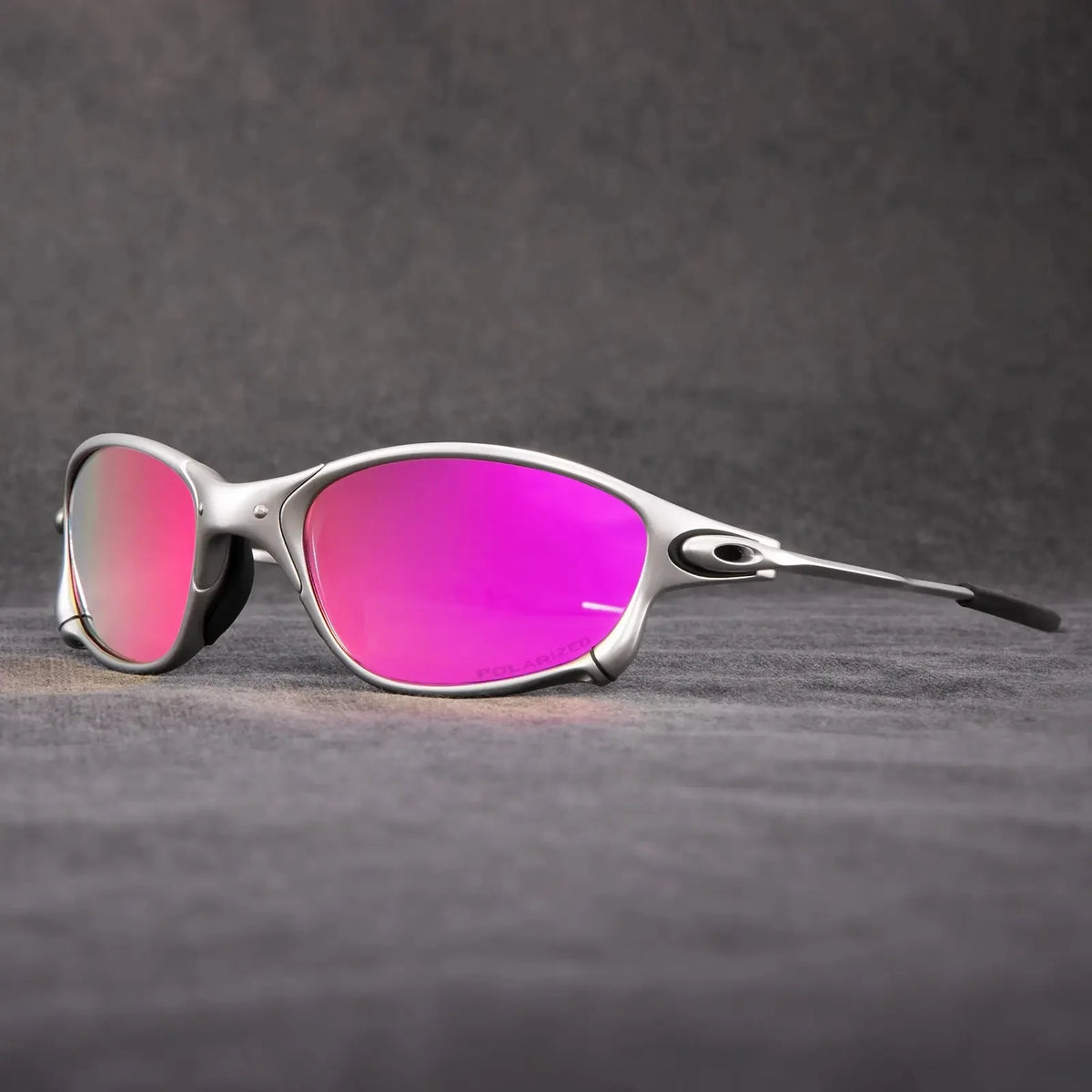 Gafas de sol deportivas polarizadas con lentes rojas espejadas y marco metálico ligero, ideales para hombres y mujeres activos. 2