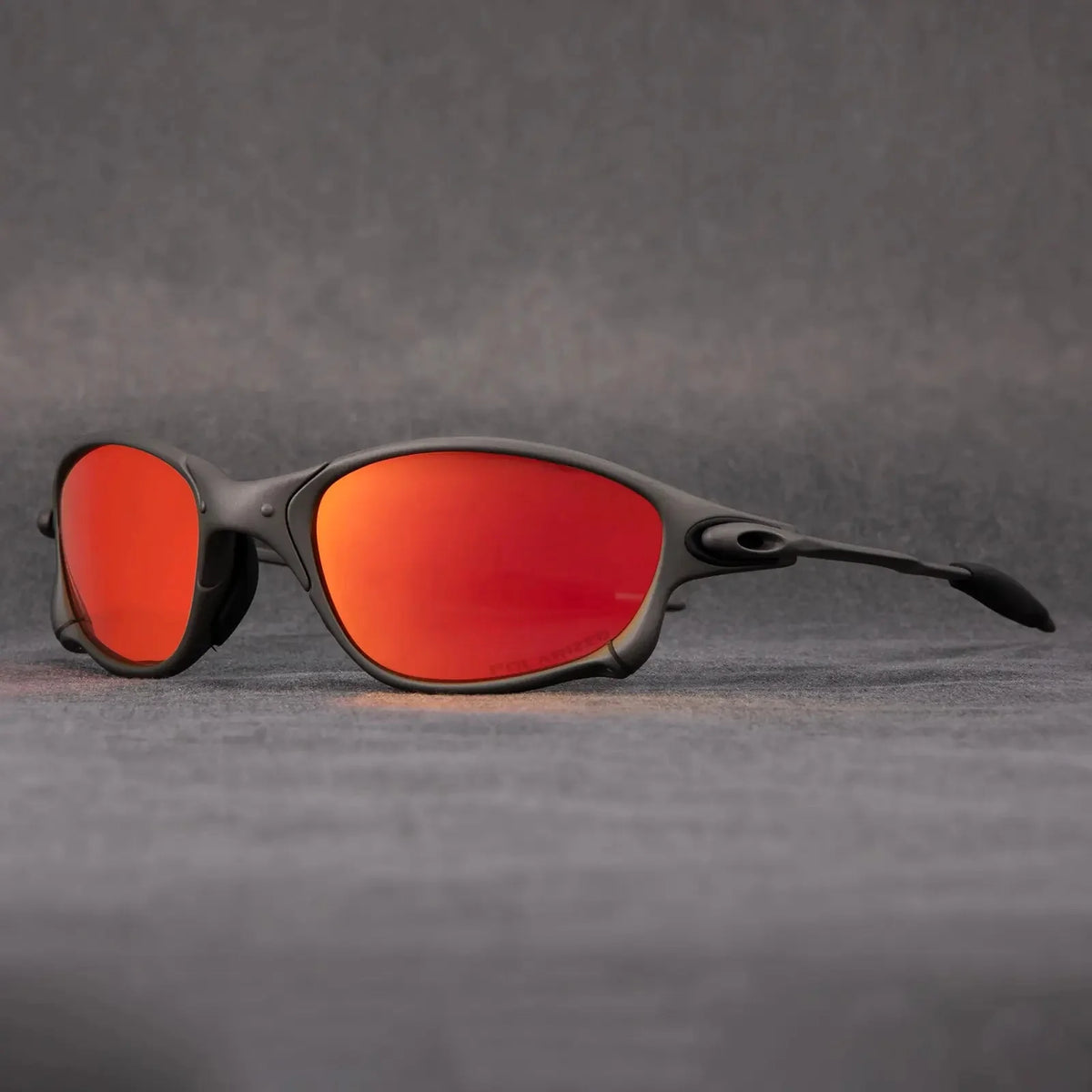 Gafas de sol deportivas polarizadas con lentes rojas espejadas y marco metálico ligero, ideales para hombres y mujeres activos. 5