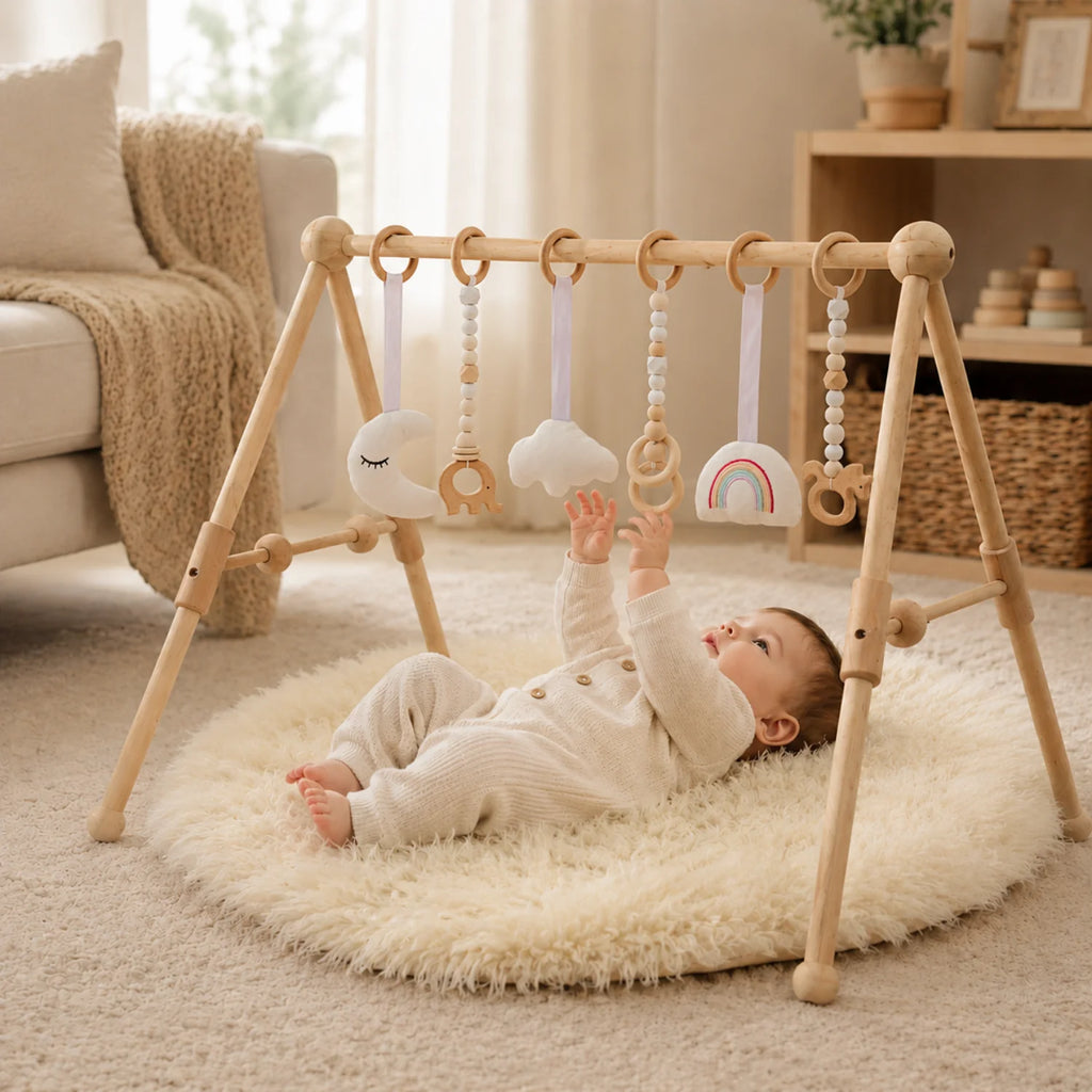 Gimnasio de juegos de madera natural para bebés con juguetes sensoriales colgantes, diseño escandinavo minimalista ideal para estimulación 0