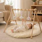 Gimnasio de juegos de madera natural para bebés con juguetes sensoriales colgantes, diseño escandinavo minimalista ideal para estimulación 0