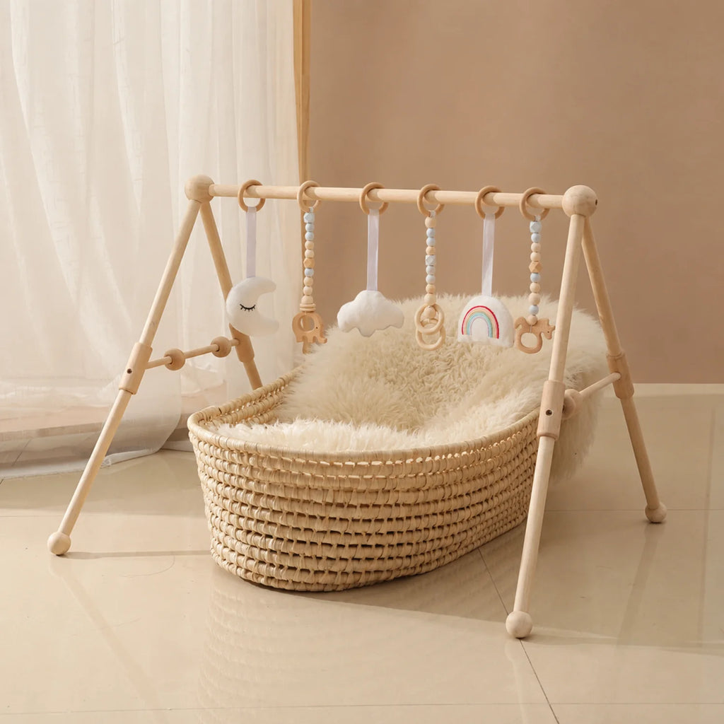 Gimnasio de juegos de madera natural para bebés con juguetes sensoriales colgantes, diseño escandinavo minimalista ideal para estimulación 1