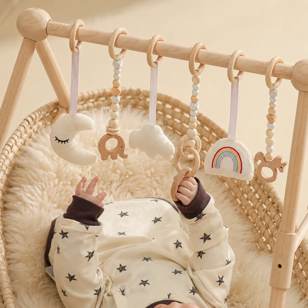 Gimnasio de juegos de madera natural para bebés con juguetes sensoriales colgantes, diseño escandinavo minimalista ideal para estimulación 2