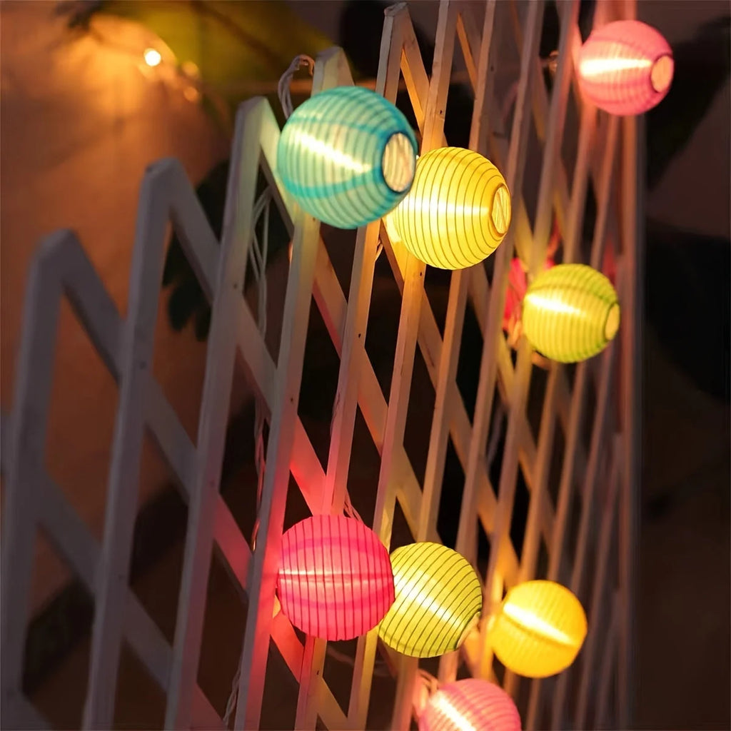Guirnalda de farolillos de papel LED a pilas con pantallas blancas decorativas, ideal para crear un ambiente acogedor en 3