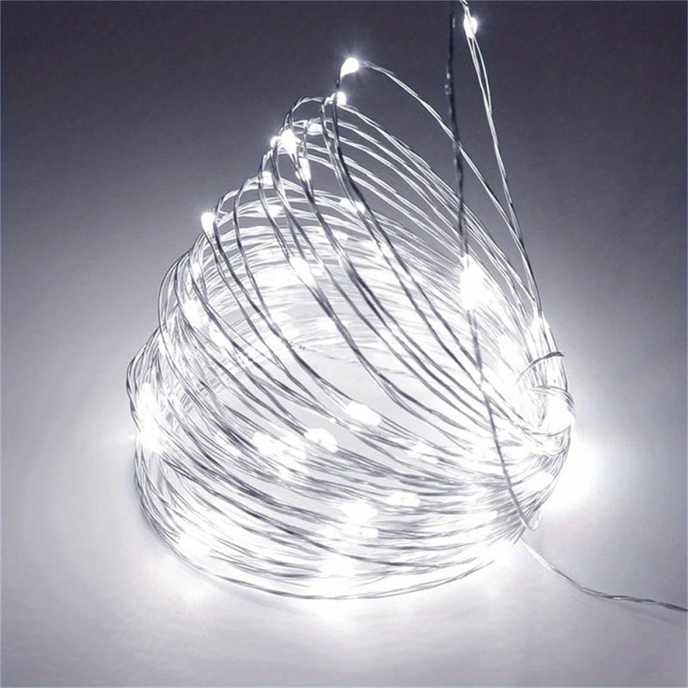 Guirnalda de luces exterior LED a pilas con diseño discreto de cobre, disponible en varias longitudes y colores, ideal para decorar espacios 3