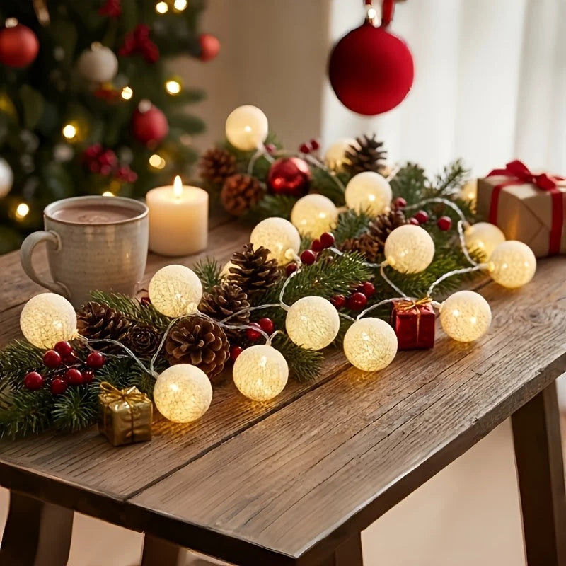 Guirnalda de luces LED esféricas blancas con alimentación por pilas, ideal para decoración interior y ambientación acogedora. 0