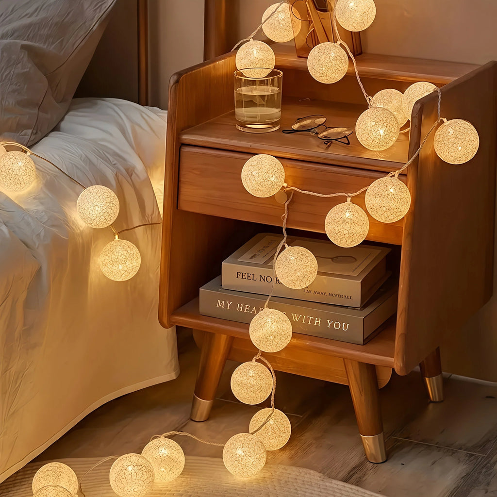 Guirnalda de luces LED esféricas blancas con alimentación por pilas, ideal para decoración interior y ambientación acogedora. 1