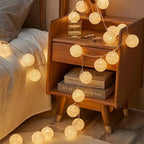Guirnalda de luces LED esféricas blancas con alimentación por pilas, ideal para decoración interior y ambientación acogedora. 1