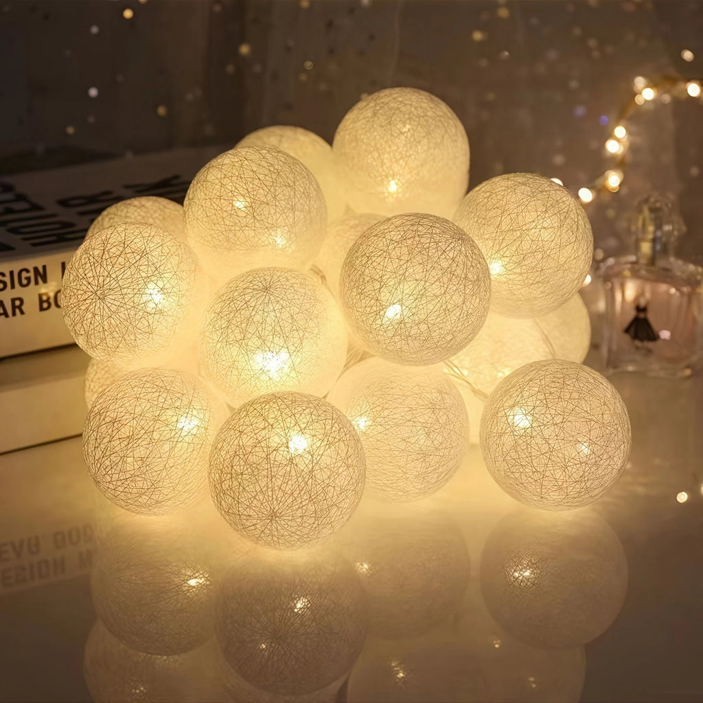 Guirnalda de luces LED esféricas blancas con alimentación por pilas, ideal para decoración interior y ambientación acogedora. 6