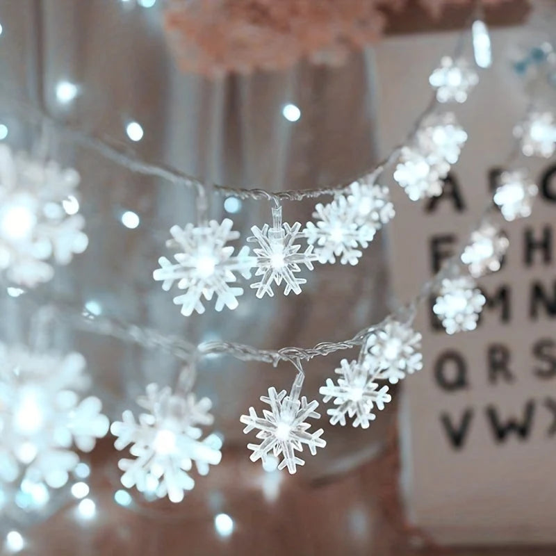 Guirnalda de luces LED con diseño de copo de nieve en múltiples longitudes y colores, ideal para decoración interior y exterior en festividades 3