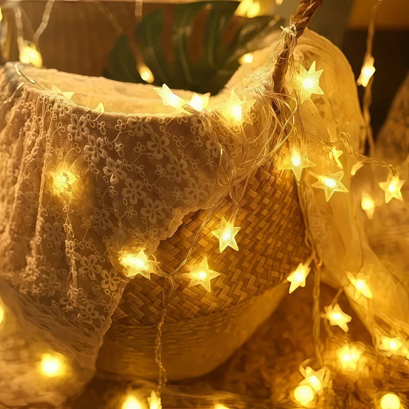 Guirnalda de luces LED en forma de estrella con colores múltiples y alimentación a pilas, ideal para decoración navideña y festiva. 2