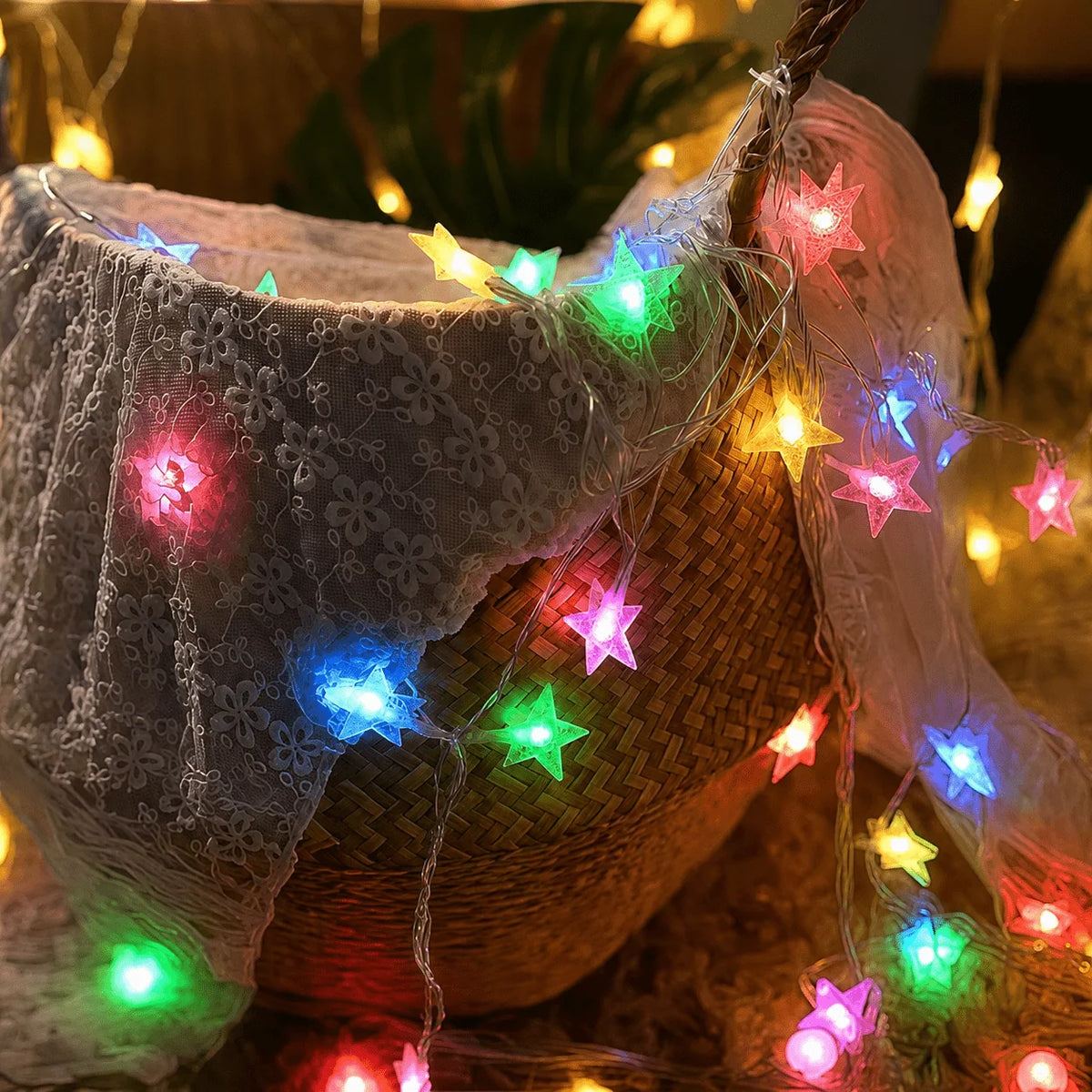 Guirnalda de luces LED en forma de estrella con colores múltiples y alimentación a pilas, ideal para decoración navideña y festiva. 4