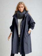 Impermeable mujer repelente al agua con diseño clásico de gabardina, fabricado en tela ligera y duradera, ideal para protección contra la 3