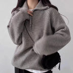 Jersey mujer oversize blanco con cuello polo y cremallera, tejido de punto acanalado ideal para otoño e invierno. 3