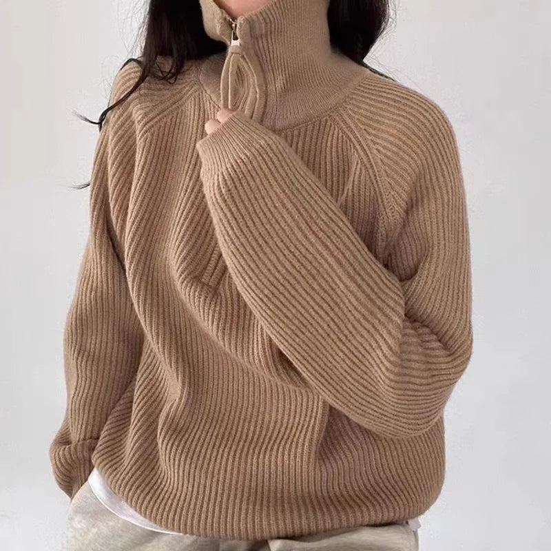 Jersey mujer oversize blanco con cuello polo y cremallera, tejido de punto acanalado ideal para otoño e invierno. 4