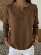 Jersey de mujer acanalado en color neutro, con escote Henley y hombros caídos, ideal para mantener la comodidad en otoño 1