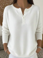 Jersey de mujer acanalado en color neutro, con escote Henley y hombros caídos, ideal para mantener la comodidad en otoño 5